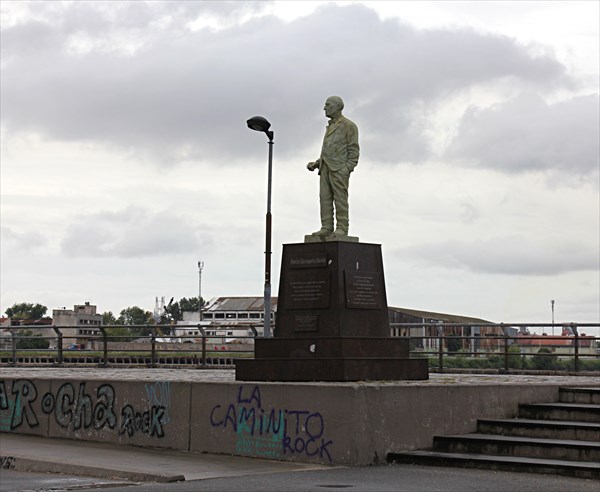 005-Памятник Бенито Квинкела Мартину